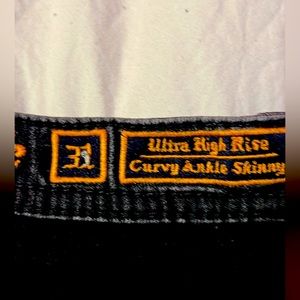 ROCK REVIVAL BLACK skinny jeans size 31 waist size 31 waist